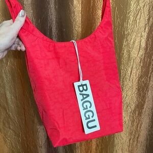 BAGGU Small Nylon Sling bag, candy apple red